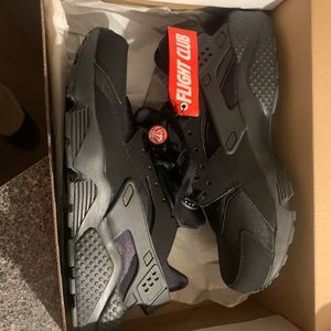 These are the AIR HUARACHE 'TRIPLE BLACK' NIKES